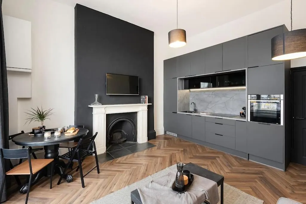 High End Free Parking Wifi Balcony Ensuite Cheltenham