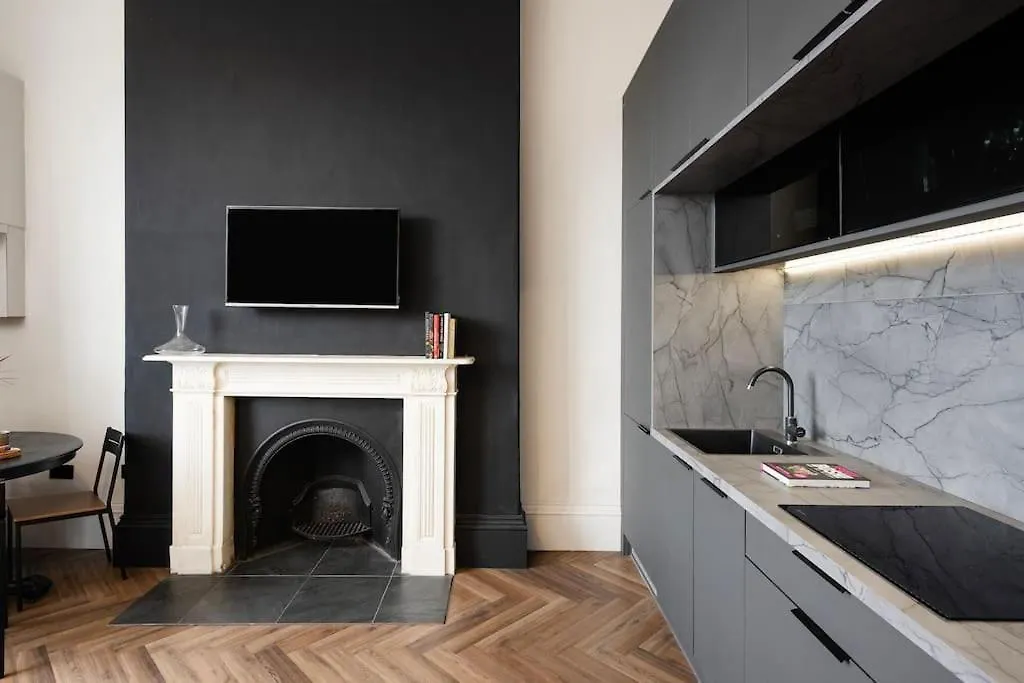 High End Free Parking Wifi Balcony Ensuite Cheltenham Appartement