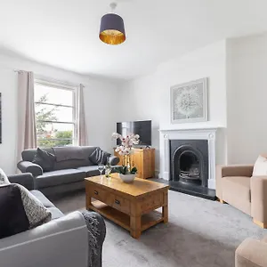  Holiday home Fabulous, Vibrant, Town House, Bath Road